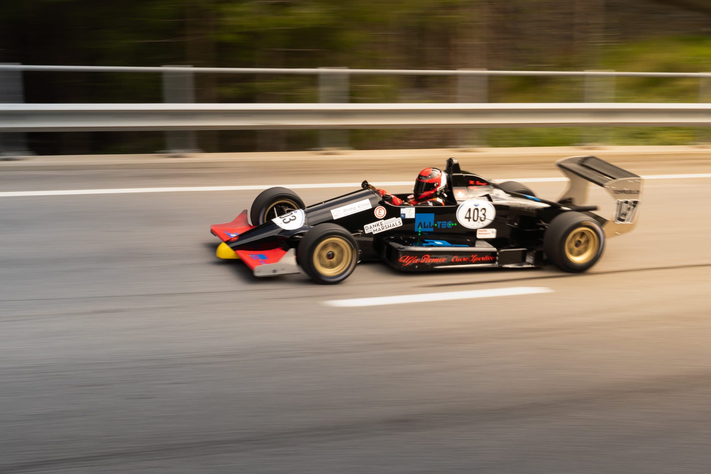 Historischer Formel-Rennwagen im Renntempo auf der Strecke nach Arosa